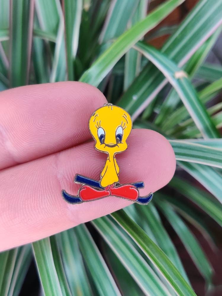 Tweety vintage enamel pin badge. Looney Tunes