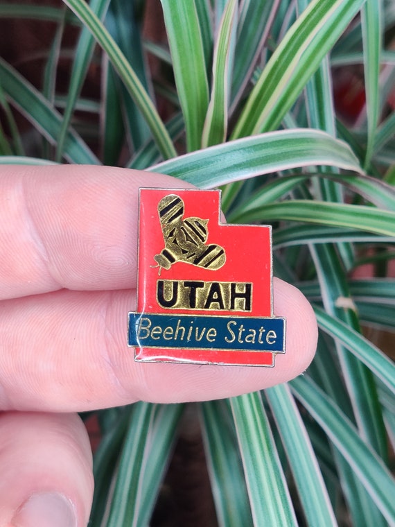 Utah the beehive state USA vintage enamel pin badg