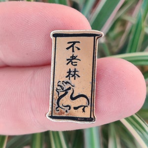 Insignia de alfiler vintage de cigarrillos de camello, tono dorado. Sellado oficial.