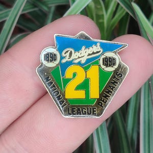 Dodger&#39;s Los Angeles baseball vintage enamel lapel pin badge.