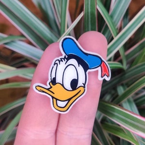 Donald Duck, Disney large Plastic printed vintage pin badge.