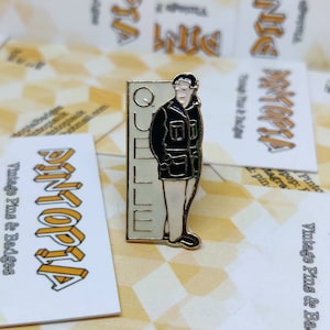 Quelle fashion magazine enamel pin badge vintage retro collectable advertising gift Hat tie lapel scarf bag denim or leather jacket accessor