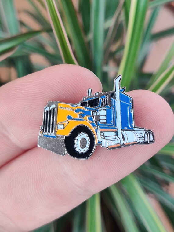 Kenworth W900B Truck vintage enamel lapel pin bad… - image 4