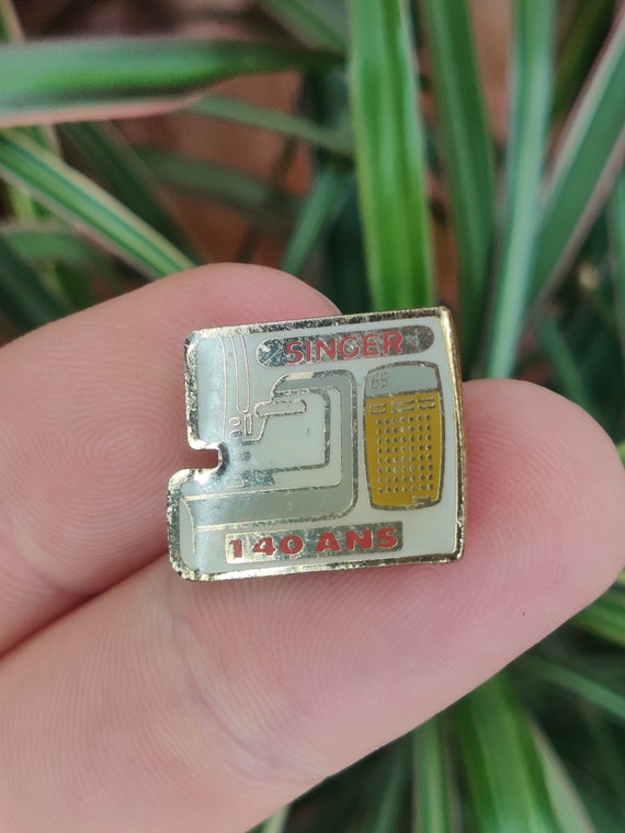 Singer Sewing machine vintage lapel pin badge. - image 2