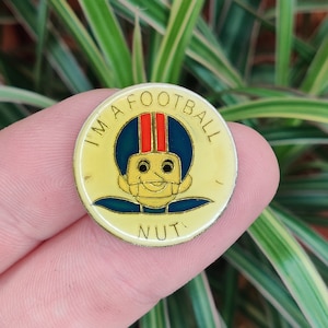 I&#39;m a football nut vintage enamel pin, NFL American football.