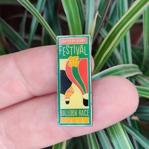 Kentucky Derby 1990 balloon race, vintage enamel lapel pin badge.