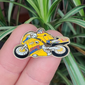 Odznaka emaliowana w kształcie zabytkowego motocykla wyścigowego Yamaha YZR.