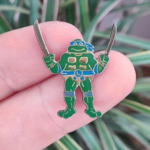 TMNT Leonardo vintage enamel pin badge. Teenage mutant ninja turtles.