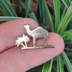Pin vintage de cigarrillos Camel, tono dorado. Sello oficial.