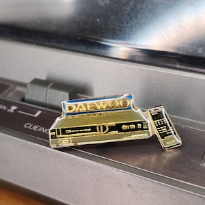 Daewoo dvd Player Vintage Emaille Anstecknadel.