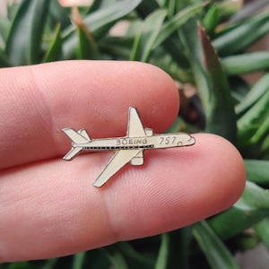 Boeing 757 shuttle carrier vintage enamel lapel pin badge.