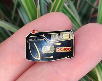 France Loisirs DX900 film camera vintage enamel lapel pin badge.
