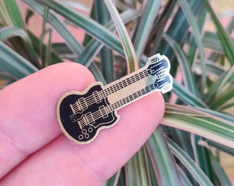 Doubleneck vintage guitar pin badge.