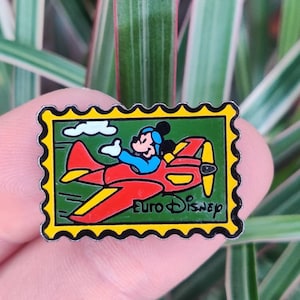 Mickey vintage enamel 1992 Disney lapel pin badge.