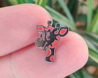 Geoffrey the Giraffe Toys R us vintage enamel lapel pin badge.