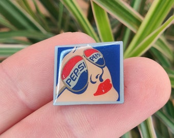Insigne vintage avec épinglette Pepsi Cola.