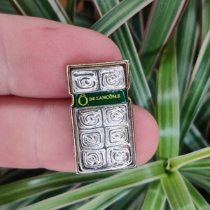 De lancome perfume vintage enamel lapel pin badge.
