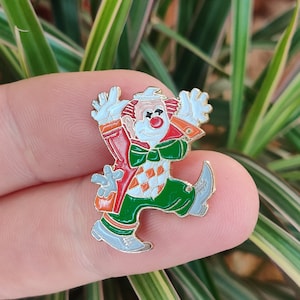 Distintivo di spilla da bavero smaltato vintage clown giullare.