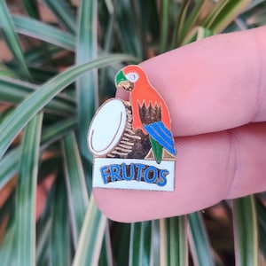 Frutos vintage emaille reversspeld badge.