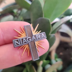 Niagara 3D vintage enamel lapel pin badge.