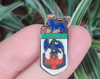 Crystal Palace football club soccer vintage enamel lapel pin badge, FA premier league.