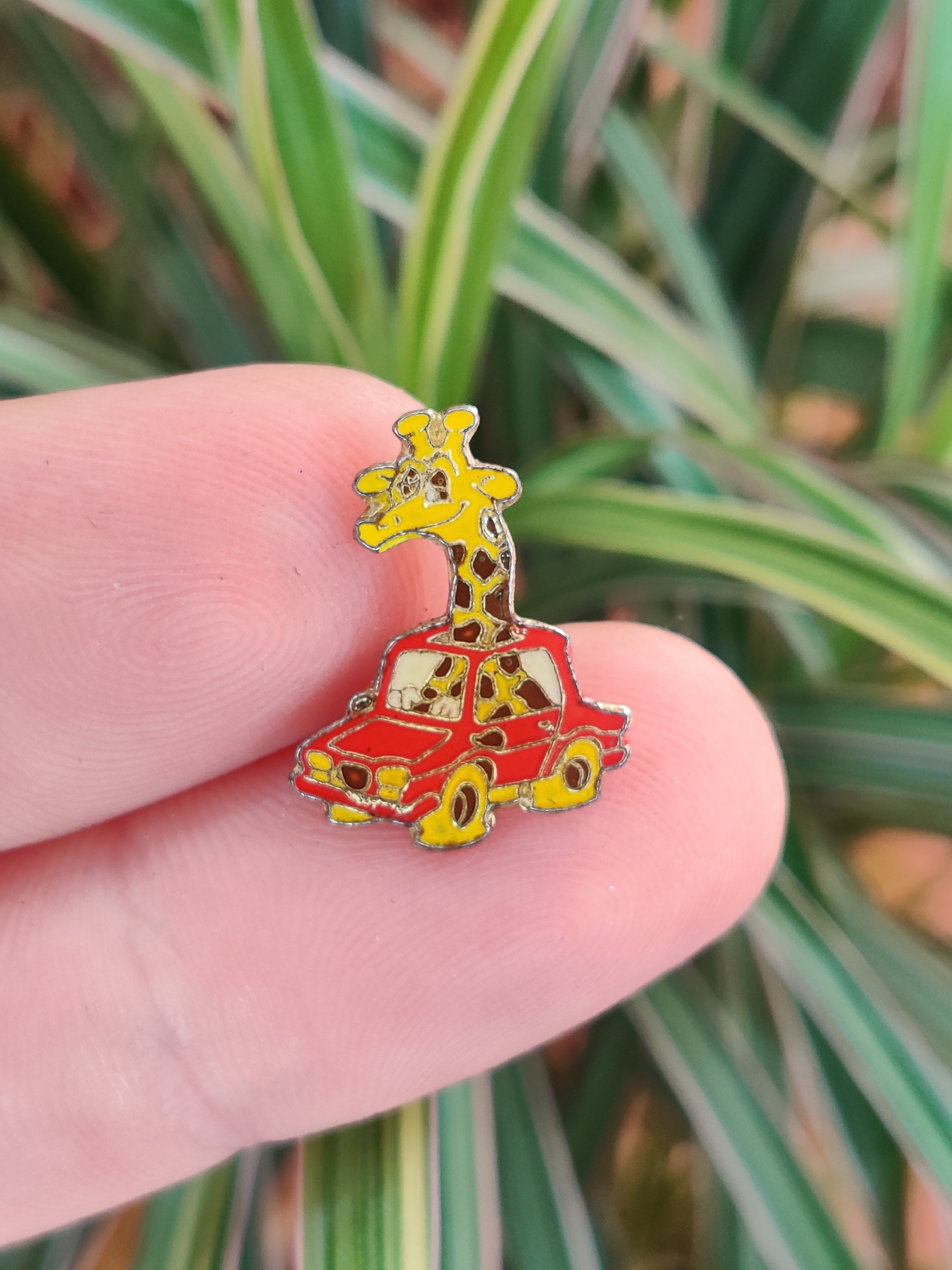 Giraffe Driving a Car Vintage Enamel Lapel Pin Badge, Geoffrey the