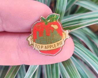 New York big apple, top apple pie vintage lapel pin badge.