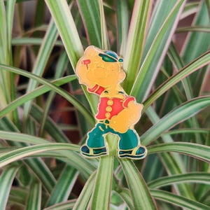 Popeye vintage enamel lapel pin badge.