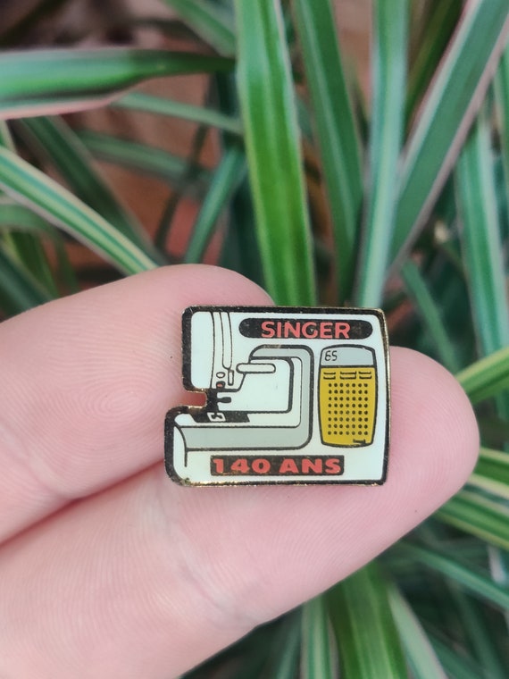 Singer Sewing machine vintage lapel pin badge. - image 3