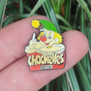 Nestlé Chockelles cereal vintage enamel lapel pin badge.
