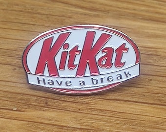Insignia de pin de esmalte KitKat Kit Kat para sombrero, solapa de corbata, bolso denim o chaqueta de cuero. Regalo, barra de chocolate, tómate un descanso, tómate un descanso.