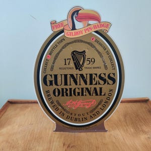 Exhibición de insignias de cartón originales de Guinness Gilroy Vintage usadas.
