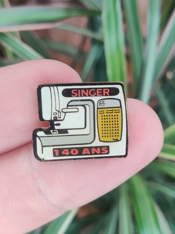 Singer Sewing machine vintage lapel pin badge. - image 1
