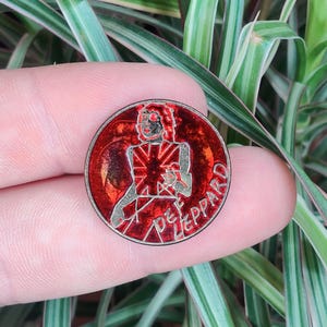 Def Leppard, vintage enamel pin badge.