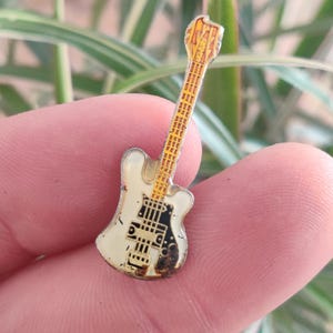 Electric Guitar vintage enamel lapel pin badge.