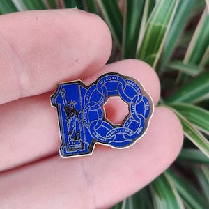Statue of liberty Vintage enamel lapel pin badge.