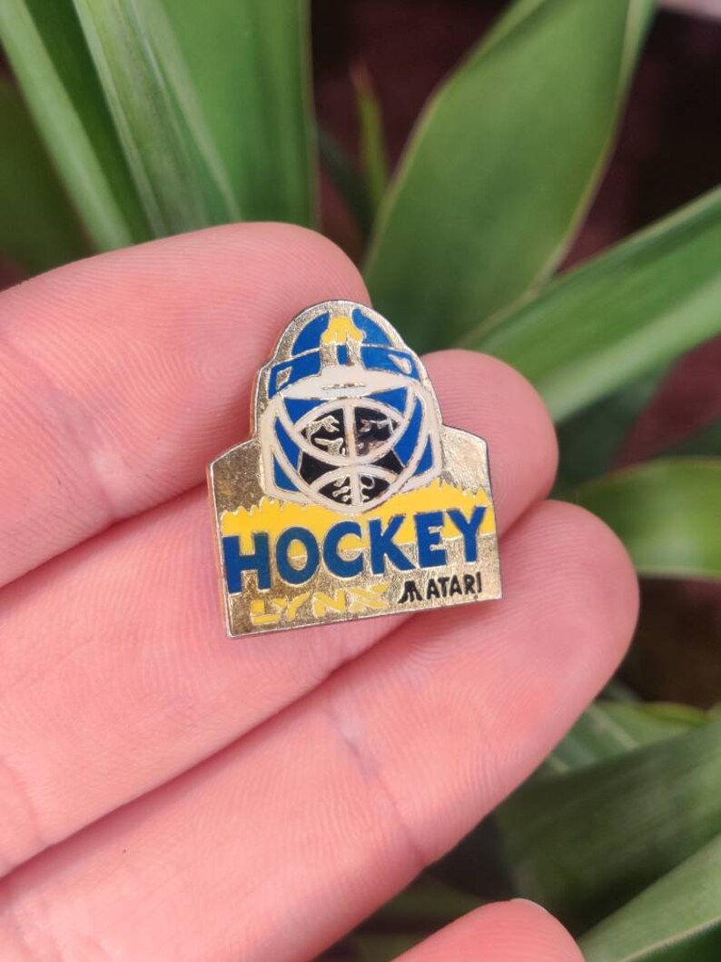 Hockey Lynx Atari vintage enamel lapel pin badge. image 3