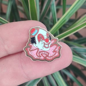 Spilla vintage in smalto raffigurante un clown del circo.