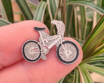 Bicycle Cycling, vintage enamel lapel pin badge.