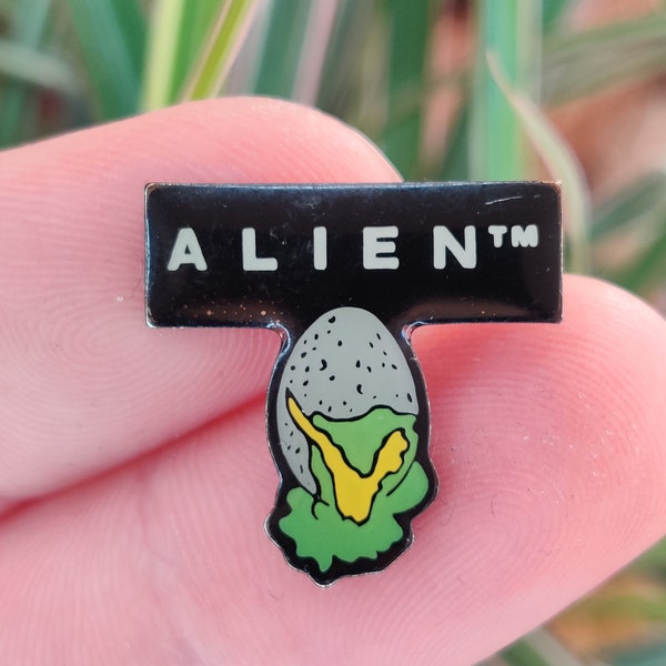 Insignia de pin de solapa de esmalte vintage de película alienígena.