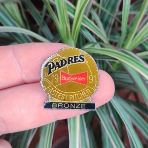 San Diego Padres fastest pitcher 1991 vintage enamel pin badge. Baseball, Budweiser