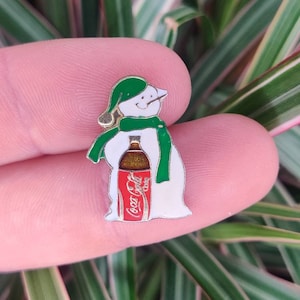 Coca Cola Snowman vintage enamel lapel pin badge.