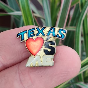 Texas loves me vintage enamel lapel pin badge.