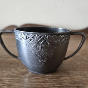 Ensemble pot à crème et sucrier vintage en étain gaufré