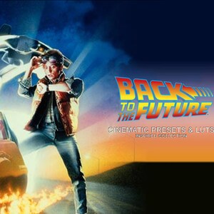Op de afbeelding: Een filmposter voor Back to the Future, met een man in een vest en jeans die voor een DeLorean staat. De tekst "Back to the Future" staat in een kleurrijk, gestileerd lettertype. De poster bevat ook de tekst "Cinematic Presets & LUTs Inspired Collection".
