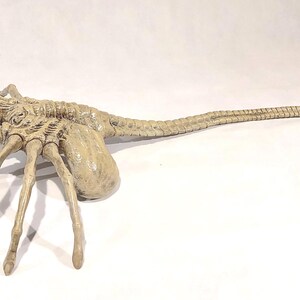 Alien Warrior Statue Taille Réelle Hollywood Collectibles, alien figurine grandeur nature HCG