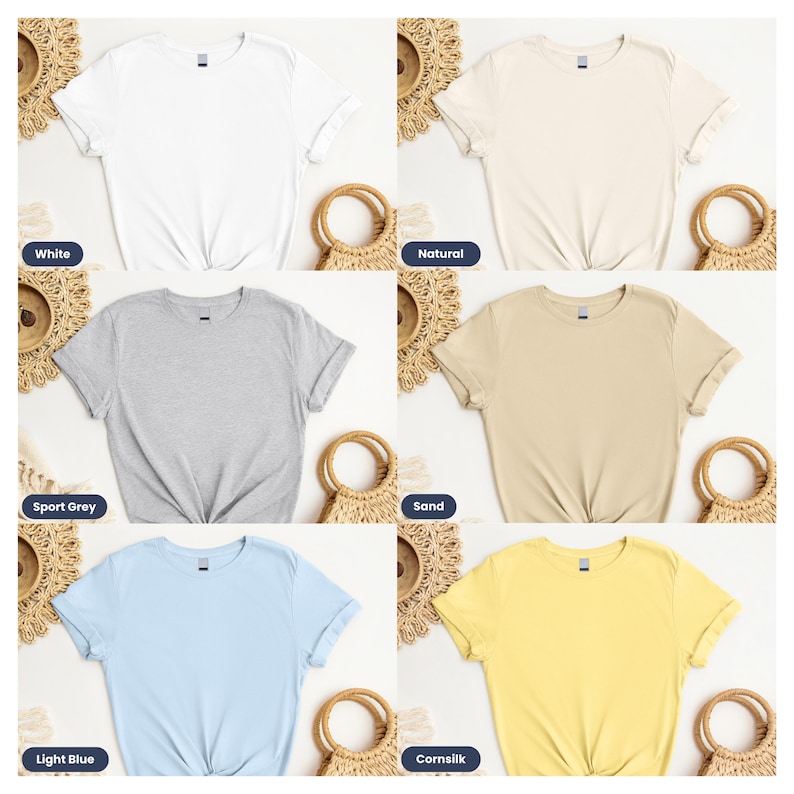 K&ouml;nnte beinhalten: Sechs verschiedene farbige T-Shirts liegen flach auf einem wei&szlig;en Hintergrund. Die Farben sind wei&szlig;, natur, sportgrau, sand, hellblau und maisgelb.