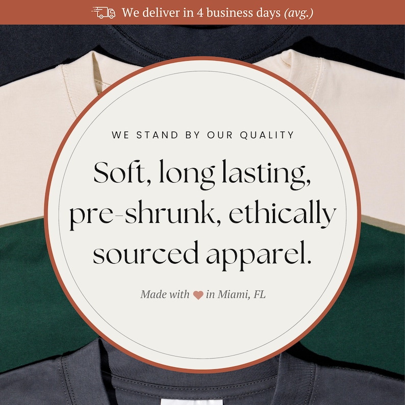 K&ouml;nnte beinhalten: Nahaufnahme eines Stapels T-Shirts in verschiedenen Farben, mit einem Kreis in der Mitte, auf dem steht "WE STAND BY OUR QUALITY Soft, long lasting, pre-shrunk, ethically sourced apparel. Made with &hearts; in Miami, FL"