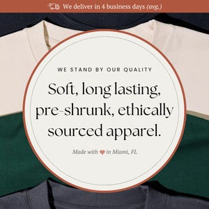 Pu&ograve; includere: Un cerchio bianco con un contorno marrone su una pila di magliette di diversi colori. Il cerchio contiene il testo "WE STAND BY OUR QUALITY" e "Soft, long lasting, pre-shrunk, ethically sourced apparel." Il testo "Made with &hearts; in Miami, FL" &egrave; sotto il cerchio.