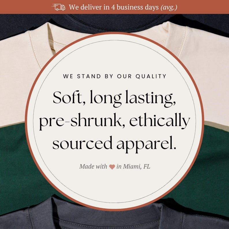 Pu&ograve; includere: Un cerchio bianco con un contorno marrone su una pila di magliette di diversi colori. Il cerchio contiene il testo "WE STAND BY OUR QUALITY" e "Soft, long lasting, pre-shrunk, ethically sourced apparel." Il testo "Made with &hearts; in Miami, FL" &egrave; sotto il cerchio.